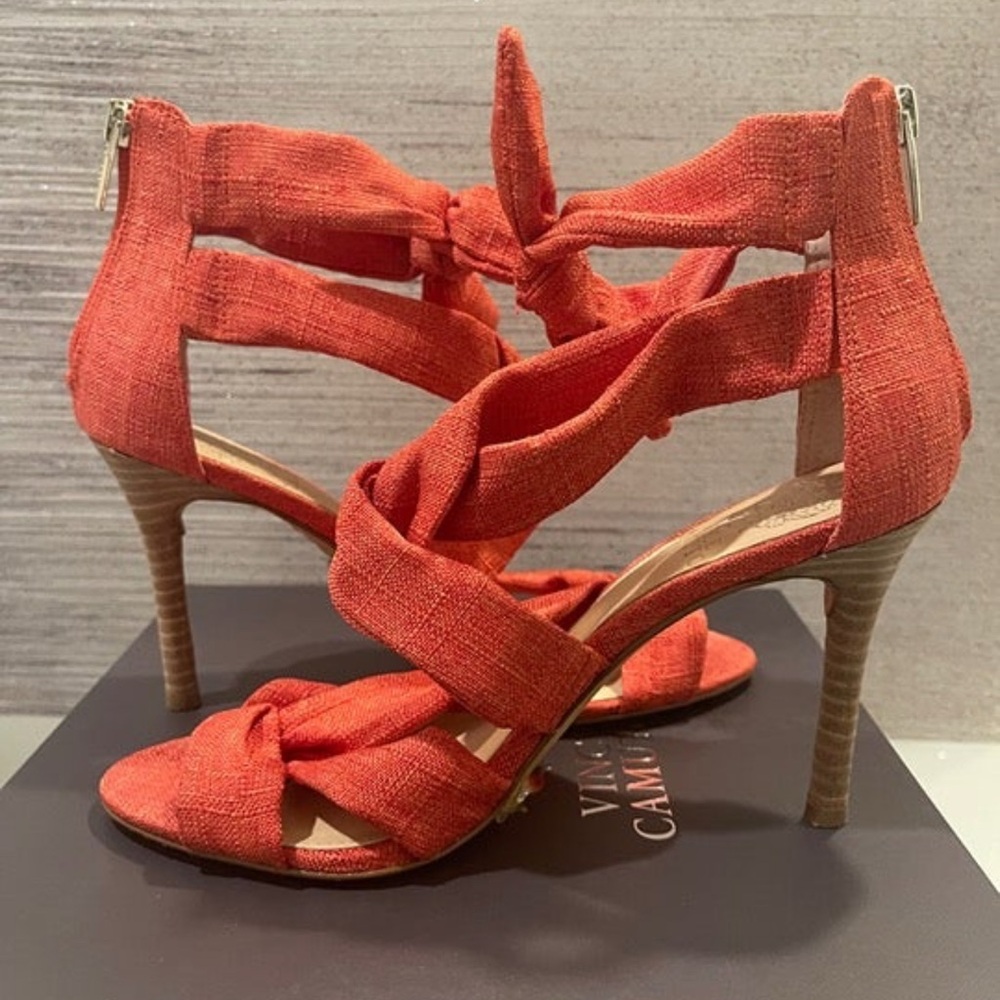 VINCE CAMUTO Sandals 7.5